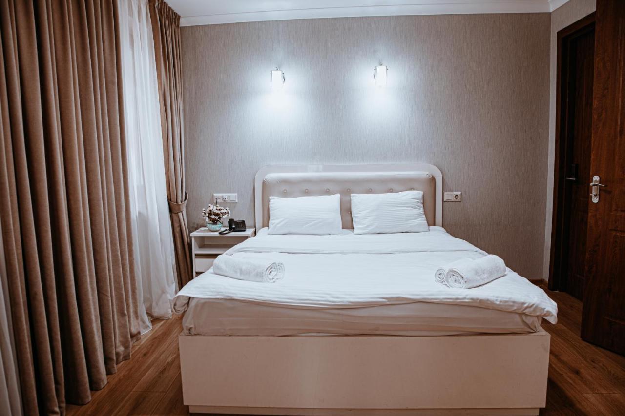 Sama Grand Hotel Тбилиси Екстериор снимка