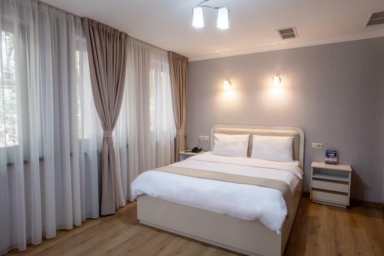 Sama Grand Hotel Тбилиси Екстериор снимка